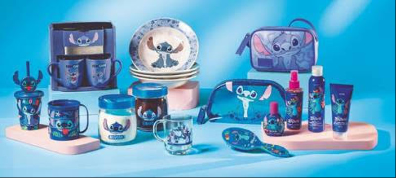 #“Lilo & Stitch” - São 15 produtos para os fãs inspirados no personagem. O novo live-action do personagem icônico da Disney chega aos cinemas no dia 22/5 e a Avon e Casa & Estilo lançam produtos inéditos para toda a família.          Um dos filmes mais aguardados do ano, o live-action “Lilo & Stitch”, do Walt Disney Studios, chega aos cinemas de todo o Brasil no dia 22 de maio. E para celebrar esse momento especial, Casa & Estilo e a Avon lançam uma coleção inédita de produtos inspirados no personagem da Disney.     Reconhecida por seus produtos que trazem soluções práticas para a rotina e coleções exclusivas para toda a família, Casa & Estilo amplia seu portfólio com produtos inspirados no adorável alienígena. Já a Avon, líder nas categorias de Maquiagem e Rosto no Brasil, também traz a linha de cosméticos infantis exclusiva de Stitch para compor seu portfólio, proporcionando diversão e tendência para as crianças.     Sobre a nova coleção de produtos:   A nova linha infantil foi desenvolvida para acompanhar as crianças em todos os momentos do dia a dia - seja na escola, em viagens ou em eios. Entre os itens em destaque para bebês, estão a mochila papai e mamãe com amplo espaço interno para levar tudo o que o bebê precisa para o momento do eio. Já para as crianças, bolsa térmica, caneca divertida, garrafa com orelhas 3D do personagem e copo com pingente. Apresentando também uma linha de cosméticos exclusiva para os cuidados diários das crianças, composta por shampoo e condicionador 2 em 1, gel para cabelos e colônias de 70ml e também 150ml.     Para o público adulto, a coleção vem com novidades unindo praticidade e estilo. Entre elas, órios para quem não abre mão de um look fashion, como uma bolsa tote, crossbody, necessaire e cordão universal para celular.  Pensando nos fãs que adoram levar o universo Disney para a decoração da casa, a coleção ainda inclui itens para a cozinha como cerâmicas (jogos de pratos e tigela), vidros (copos, canecas e potes para açúcar e café), entre outros produtos como pano de copa e potes - todos com design inspirado no carismático personagem.     Ativações especiais para o lançamento     As marcas Avon e Casa & Estilo estarão presentes na pré-estreia oficial do filme live-action “Lilo & Stitch”, com um espaço imersivo para apresentar a nova coleção. Após o lançamento do filme, as marcas também estarão presentes na rede Cinemark, onde realizarão ativações e divulgação dos produtos nos pontos físicos, além de redes sociais, jornais, rádio e mídia interativa (DOOH).     "Estamos muito empolgados com a oportunidade de Avon e Casa & Estilo fazerem parte de um lançamento tão icônico como a estreia do filme live-action “Lilo & Stitch”. Este é o momento em que aqueles que ainda não tiveram a oportunidade de conhecer a história do personagem poderão viver essa aventura nas telonas. A presença da marca na pré-estreia do filme reforça nosso compromisso em oferecer produtos que acompanham as tendências e encantam toda a família", afirma Marcela Turim, Gerente de Marketing de Casa & Estilo Avon.     Todos os produtos de Casa & Estilo e Avon estão disponíveis para compra no site da Avon: www.avon.com.br ou através das consultoras de beleza Natura e Avon.     Conheça a seleção dos 15 produtos imperdíveis da coleção Stitch de Casa & Estilo e Avon:  Produtos de higiene pessoal em cima  O conteúdo gerado por IA pode estar incorreto.  Shampoo 2 em 1, gel para cabelos e colônias (70 e 150ml): R$ 19,99     Shampoo 2 em 1 Stitch 200ml - R$19,99 O novo Shampoo e Condicionador da Avon traz praticidade no dia a dia! A novidade é oftalmologicamente e dermatologicamente testada. Com fórmula suave e gentil, ele pode ser usado todos os dias, além disso, deixa os cabelos macios e brilhantes. Fácil de enxaguar!                 Produtos de higiene pessoal em cima  O conteúdo gerado por IA pode estar incorreto.     Gel para cabelos Stitch 100g - R$23,99  Ajuda a manter e modelar o penteado por mais tempo para quem gosta de criar penteados divertidos e cheios de personalidade sem deixar a brincadeira de lado. Dermatologicamente testado.                         Colônia Stitch 70ml - R$19,99 Com um cheirinho delicado e agradável, este produto pode ser utilizado diariamente. Pertence à família olfativa Floral Frutal, com notas envolventes.                               MOCHILA MAMÃE E PAPAI STITCH - R$219,99 A mochila oferece um amplo espaço interno, perfeito para organizar os itens necessários para o bebê. Ela possui um bolso frontal com divisória, ideal para armazenar mamadeiras e copos, além de bolsos laterais, ótimos para guardar garrafas. A alça com gancho permite encaixar a bolsa facilmente no carrinho do bebê, oferecendo mais praticidade no dia a dia.        Bolsa Térmica Stitch - R$79,99 A bolsa térmica foi projetada para manter os alimentos frescos por mais tempo, garantindo praticidade ao longo do dia. Ela conta com uma alça com regulagem de tamanho, oferecendo mais conforto e facilidade no transporte. Além disso, possui um elástico na parte de trás, para encaixar na alça da mala de rodinhas, proporcionando ainda mais praticidade e conforto no dia a dia das crianças.           Uma imagem contendo no interior, xícara, plástico, jogando  O conteúdo gerado por IA pode estar incorreto.MARMITA COM TRAVA STITCH 600ml R$29,99 A marmita possui uma divisória interna e acompanha uma colher para maior versatilidade, além de possuir tampa com travas para garantir maior segurança e praticidade. Produto acompanha uma colher.   Caneca Divertida Stitch - R$24,99 A nova Caneca de Casa & Estilo possui 3 partes para brincar de montar as expressões do Stitch.                Kit de 4 pratos fundos Stitch - R$149,99 Jogo de 4 pratos fundos de Cerâmica do Stitch. Cada prato possui uma estampa única que reflete diferentes emoções do personagem: brincalhão, apaixonado, bravo e feliz, permitindo que o consumidor escolha o 'humor do momento' para suas refeições.                      Tigela de Cerâmica - 500ml Stitch -  R$39,99  O Bowl perfeito de cerâmica que complementa a mesa posta inspirado no alienígena mais amado do mundo. É possível usar a tigela para comer sopas, caldos, frutas e outros alimentos.                   Copo de Vidro Stitch e Angel R$24,99 cada  Copos de vidro, um com a Angel e outro com o Stitch, ideais para serem usados em momentos de união, trazendo mais diversão para o ambiente.             Caneca Stitch - R$49,99  Caneca de Vidro com estampa 360°, trazendo diversas artes diferentes do Stitch, cada uma expressando uma emoção única do personagem.                Corda para celular universal -  R$39,99  Cordão para celulares que possui um encaixe que funciona em todos os modelos, além disso, possui controle de altura. Seu celular estará sempre com você e, você, sempre com o Stitch.                            Bolsa crossbody Stitch R$109,99  Produzida em couro sintético, a novidade possui forro interno, é prática e ideal para o dia a dia. Leve o essencial com você. Alça com regulagem e fechamento com zíper.             Bolsa tote Stitch -  R$189,99 A bolsa é produzida em couro sintético de alta qualidade, oferecendo durabilidade e um visual encantador. Conta com zíper e bolso interno para melhor organização e segurança dos seus itens. Contém um ótimo espaço interno que garante praticidade para armazenar todos os objetos essenciais com facilidade.                    Necessaire meia-lua Stitch R$59,99 Produzida em material translúcido, essa nécessaire oferece ótimo espaço interno, ideal para levar suas maquiagens e produtos de higiene com praticidade. Com fechamento em zíper, garante segurança e organização para o seu dia a dia.           Sobre Casa & Estilo Casa & Estilo é uma marca que faz parte da Consultoria de Beleza Natura e Avon.  Fundada na década de 90, Casa & Estilo sempre atuou fortemente no desenvolvimento de produtos e coleções exclusivas, que levam o conceito da beleza para sua casa e sua vida. As principais categorias da marca são: Casa & Cozinha, Cuidados Pessoais e Infantil com um portfólio que leva soluções com criatividade para o seu dia a dia do consumidor. Chics!!! - (Arquivo Pessoal)