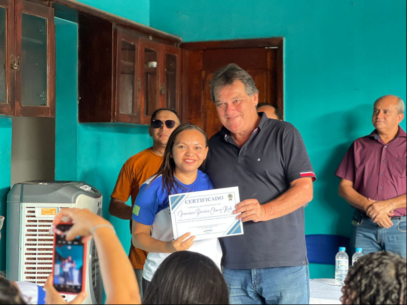 Prefeito Gustavo Medeiros entrega certificados de cursos - (Divulgação)