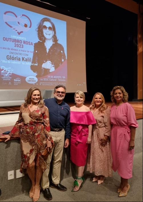 A edição 2023 do Outubro Rosa foi lançada na noite de 29/8, em Teresina. O evento contou com a palestra da consultora de moda e jornalista Glória Kalil. Um click da Glória com o presidente da Fundação Maria Carvalho Santos, Luiz Ayrton Júnior e as queridas Gilka Viana, Liana Portela, Fernanda Carneiro e Vera Santos. Chics!!! - (Divulgação)