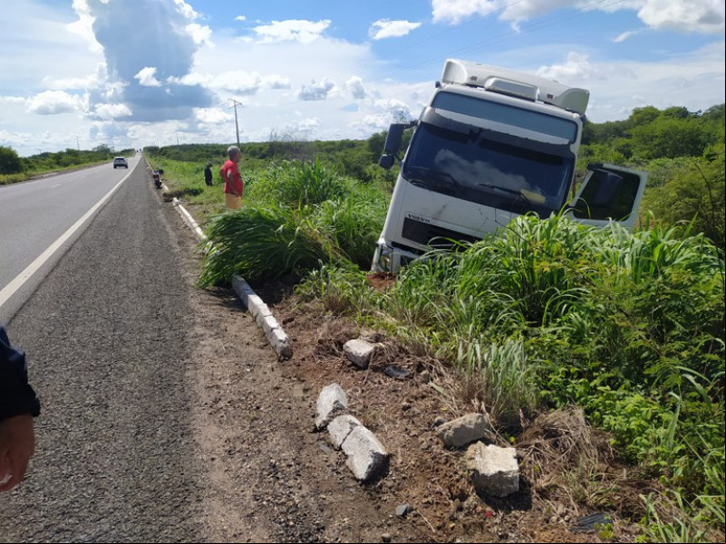 Caminhoneiro é autuado pela 11ª vez por embriaguez após causar acidente em Picos