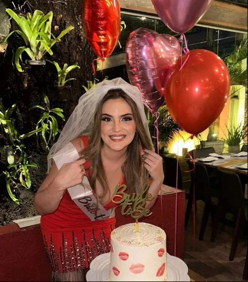 A belíssima advogada Maria Heloísa Castelo Branco Barros recebeu as suas amigas na noite de 14/11 na despedida de solteira.