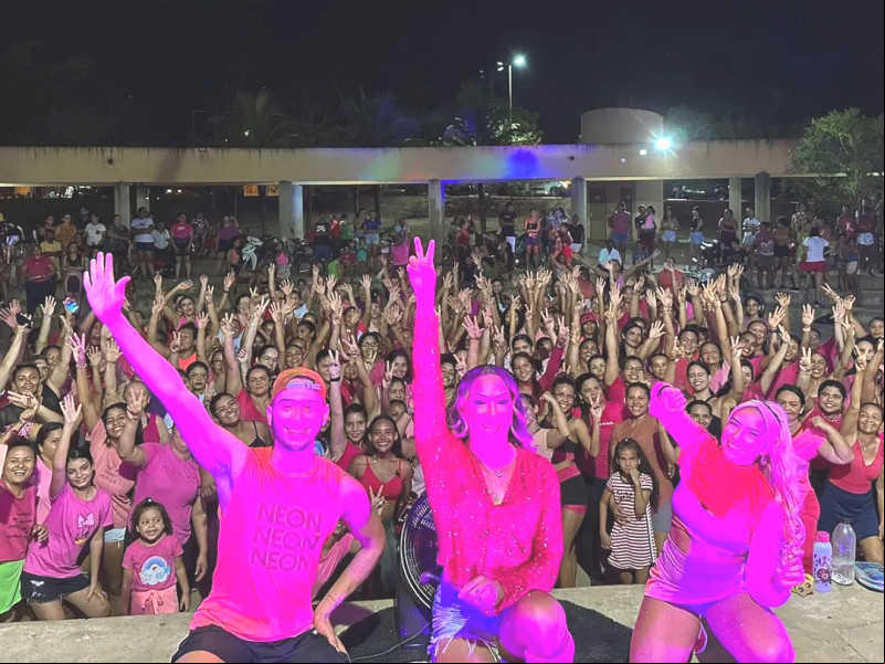 Professora e coreógrafa Rayka Shandara, ladeada por professor Márcio Castro e Professora Naná Oliveira, reuniram uma multidão de mulheres durante o Aulão Outubro Rosa na cidade de União, no último dia 26 de outubro. - (Divulgação)