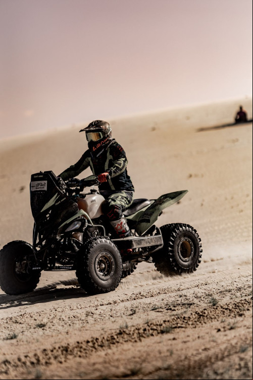  #Piauí Rally Cup - É destaque na Feira do Turismo – FETUR Piauí 2025 - Teresina recebe nesta sexta-feira (9), a Feira do Turismo – Edição Piauí 2025 (FETUR). O evento acontece no Centro de Convenções de Teresina e promete reunir profissionais, empresas e amantes do setor em um ambiente estratégico voltado à geração de negócios, conexões e promoção do turismo piauiense em nível nacional e internacional.  Entre os destaques da feira está a participação do Piauí Rally Cup, o maior Rally de velocidade do Piauí, uma competição de rally que se consolidou como um dos principais eventos esportivos do estado. Realizado no litoral piauiense, o evento une adrenalina, sustentabilidade e experiências em um só projeto. Além do rally, que tem disputas nas modalidades UTV, motos e quadriciclos, a programação deste ano, que acontecerá nos dias 10, 11 e 12 de outubro, em Luís Correia, no litoral piauiense, inclui corrida de rua, kitesurf e ações socioambientais, como a VI Caminhada Ecológica, promovida em parceria com a Fundação Educacional Mandacaru, além da emissão de novas carteiras de identidade junto à Secretaria de Segurança Pública durante todo o evento.  Durante a FETUR, os visitantes terão a oportunidade de conhecer de perto um veículo UTV de competição, além das principais novidades para a edição 2025 do Rally Cup. A feira contará com experiências interativas, exposições e outras atrações voltadas ao público.  A edição 2025 do Piauí Rally Cup acontecerá no Complexo Barramares em Luís Correia, com percurso que inclui também os municípios de Parnaíba, Camurupim e Cajueiro da Praia. Então, salvem a data, de 10 a 12 de outubro, o maior rally de velocidade para veículos motorizados (UTV, moto e quadriciclo). O evento conta com o patrocínio do Governo do Piauí, por meio do SETUR, e da Colchões Ônix. Também recebe apoio da concessionária Velho Monge Can-Am, NUTS Teresina e Complexo Barramares. A supervisão é da Federação de Motociclismo do Piauí (FMP) e da Confederação Brasileira de Motociclismo (CBM). A realização é da Prime Eventos. Imperdível. Chics!!! - (Arquivo Pessoal)
