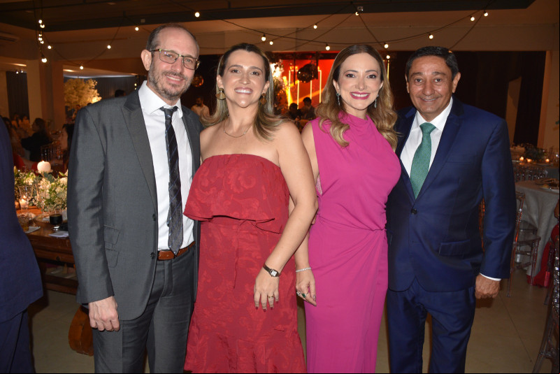 #OSIM - Um click dos queridos amigos Jorge Tajra & Milena Tajra, Olívia Nogueira & Lourival Nogueira no casamento de Átalo Junior & Maria Eugênia Almeida, que disseram SIM ao amor em grande na noite de 31/05/2025 com cerimônia na Capela Mater Dolorosa (Instituto Dom Barreto), após os noivos receberam os cumprimentos no Buffet Splendore na Rua Cinegrafista Marques, 686 - Fátima. Chics!!! - (Magal Santos)