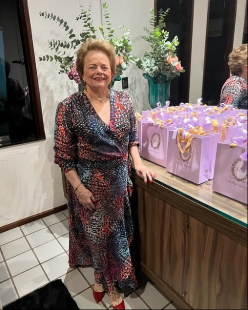 #ClubedoChá - Hoje (18) a querida empresária Maria Lúcia Rio Lima Silveira recebe em sua belíssima residência as sócias do Clube do Chá na Páscoa do Clube. Chics!!! - (Divulgação)