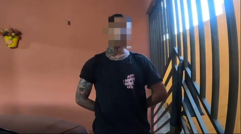 VÍDEO: Homem faz "grau" atrás de viatura da PM e é conduzido à Central de Flagrantes