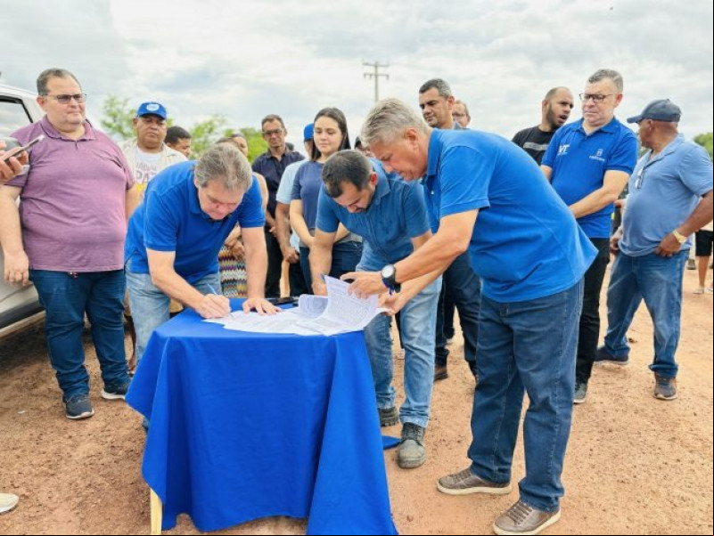 Prefeito Gustavo Medeiros assina ordem de serviço para asfaltamento da estrada no povoado Londrina