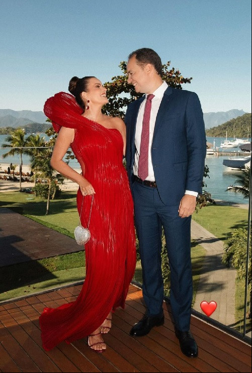 O vestido da querida Iracema Portella para o casamento da sua filha Maria Eduarda Nogueira em Angra dos Reis foi assinado por Gaurav Gupta