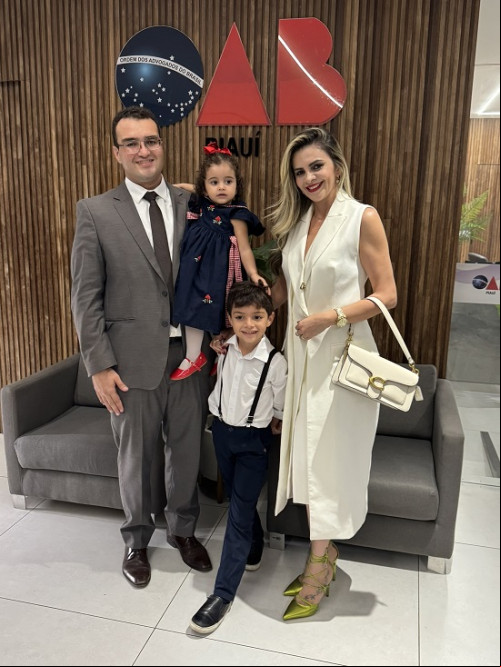 Parabéns para o advogado e diretor-geral da Escola Superior da Advocacia do Piauí Thiago Carcará!!! Que comemora em família com a esposa, a advogada Mirthes Raquel, e os filhos. Chics!! - (Arquivo Pessoal)