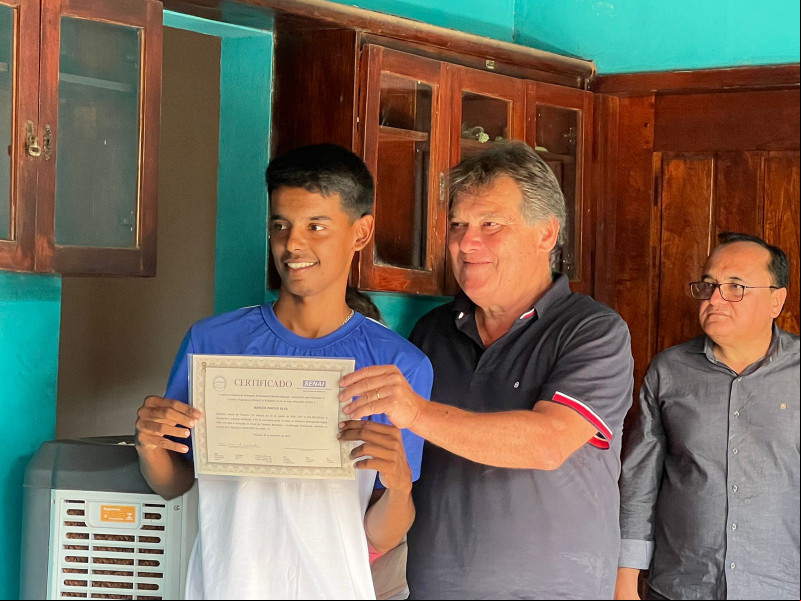 Prefeito Gustavo Medeiros entrega certificados de cursos - (Divulgação)