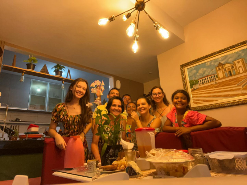 #Parabéns Evangilina Dias!!! "Agradecendo, festejando e partilhando mais um dia da “missão” de vida! Pois é… como gosto de destacar, SOU uma pessoa muito abençoada e rica! Desde meu nascimento com as Benção e graças do glorioso Pai terreno do mestre Jesus, meu São José e, como registro civil em data antecipada, recebi do universo esta Dádiva e alegria de festejar a vida e o viver bem em datas diversas.  Acredito que deveríamos festejar todos os dias. Afinal, acordar, estar vivo e disposto, já é uma razão a ser comemorada e com gratidão pedir as Bênçãos e proteção de Deus, Santos, Anjos, Arcanjos, Mestres e Guias. Com muita alegria, recebi para festejar comigo o primeiro dia desta nova etapa, minha mana @marilangidadias ; minha cunhada @roberta_asalvador ; minhas sobrinhas @pietrasdias e @mariahdias718  e meu príncipe JoJo (Joaquim Salvador); meus filhotes de coração @ingrid__mara e Danillson; meu cunhado Marco e Raiane. Foi maravilhoso estar com vocês.  Gratidão a mensagem recebida durante todo o dia! Sinto-me realmente especial, iluminada, acalentada e amada!  O que dizer??? GRATIDÃO! GRATIDÃO! Com muito amor e carinho! Festejar sempre!! 5.9 chegou! Que venham os próximos! Que Deus em Seu Tempo e Hora, me direcione ao meu EU de paz, saúde, sabedoria, resiliência e muita Energia para cumprir minha jornada! Boa noite! NAMASTÊ!"" Evangilina Dias. Chics!!! - (Divulgação)