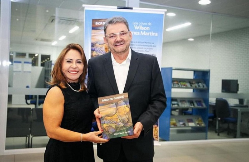 O médico e ex-governador Wilson Martins lançou o livro "Bacia do Canindé" fruto de muitos anos de estudo pesquisas e andanças pelo Piauí