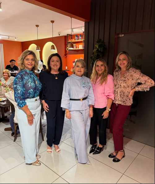 #Migas - Um click das queridas Vera Santos, Maria Eugênia Coelho, Liana Mota Portela, Fernanda Portela Carneiro e Eliene Carneiro em noite de reunião do Elo’s Clube. Chics!!! - (Arquivo Pessoal)