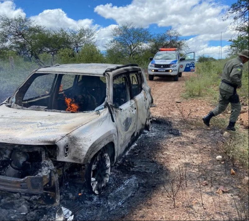 Corpos são encontrados carbonizados dentro de carro em Acauã