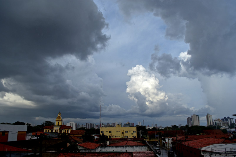 Teresina e mais 54 municípios piauienses têm alerta para chuvas intensas no domingo de Carnaval