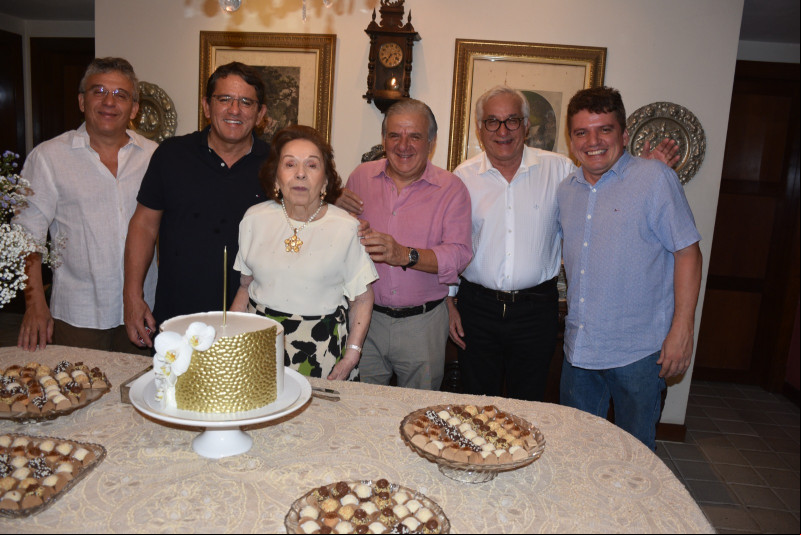 #Parabéns - A aniversariante Maria da Glória Nery Costa com os filhos Nelson Nery Costa, Guilherme Nery Costa, Ezequias Filho, Carlos Henrique Nery Costa, Pablo Costa Neto da Glorinha, filho de Rubens Nery Costa. Chics!!!  - (Magal Santos)