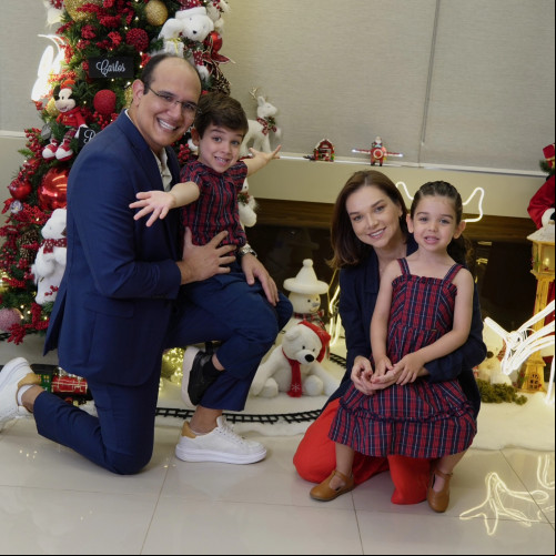 #FelizNatal - Um click dos queridos Dr. Carlos Tajra - by Clínica Carlos Tajra & Rafaella Vitale com os filhos Guilherme e Isabella em ensaio de Natal em Família. Chics!!! - (Arquivo Pessoal)