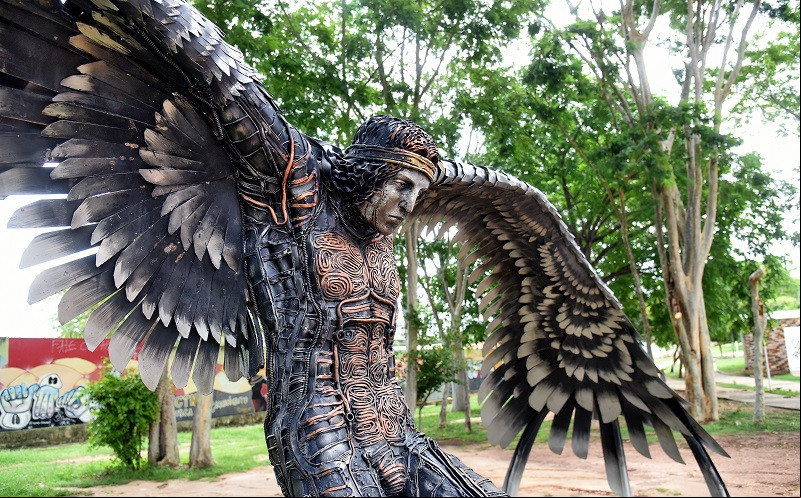 A obra 'o Anjo Torto', instalada no Parque da Cidadania, faz alusão ao poeta piauiense Torquato Neto - (Assis Fernandes/ODIA)