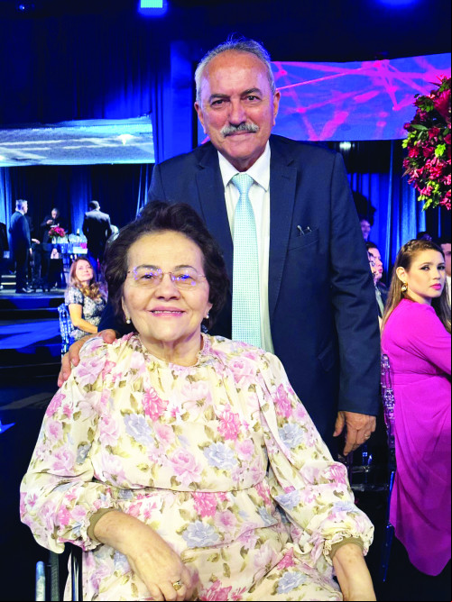 Toda felicidade do mundo para a professora  Yara Lira Paz e Silva