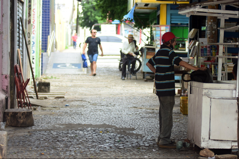 Av. Antonino Freire abriga apenas cinco banquinhas de livros e revistas - (Jailson Soares/ODIA)