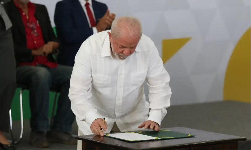 Lula sanciona lei que reestrutura carreiras e reajusta salários de servidores federais - (José Cruz/Agência Brasil)