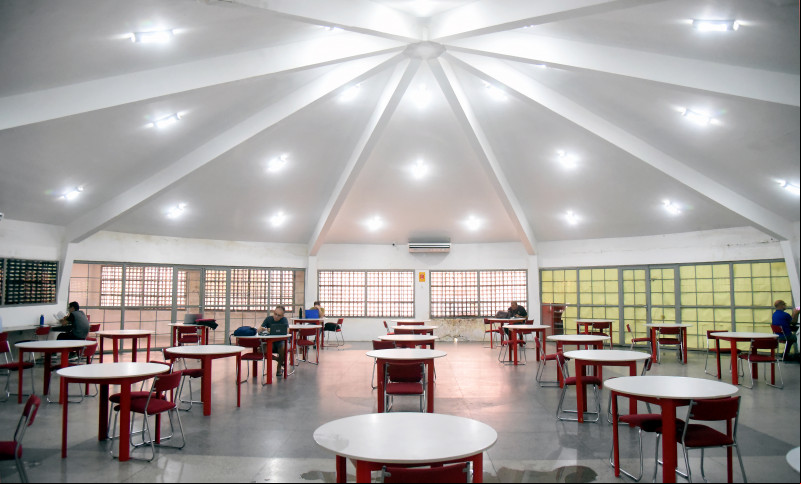 O espaço é bastante procurado por concurseiros em busca de um local silencioso e confortável para estudar - (Assis Fernandes/O Dia)