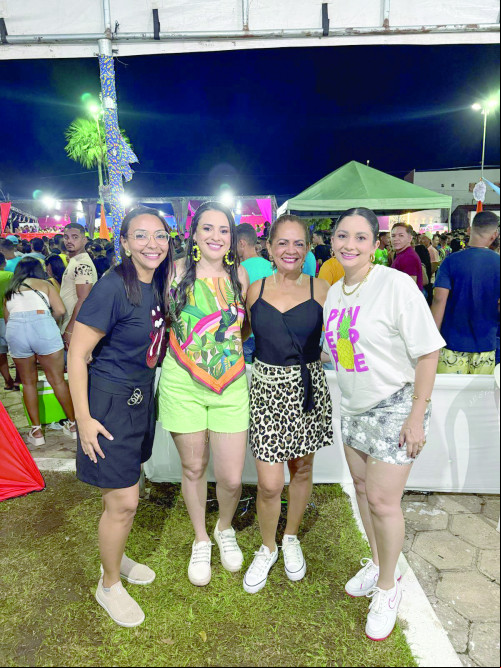 Vereadora Helena Barros (presidente da Câmara Municipal de José de Freitas) e suas amigas: Ravena Tavares (a esquerda), Luizinha Melo e a empresária Rose Maras, presenças vips no Zé Pereira de José de Freitas.  - (Arquivo Pessoal)