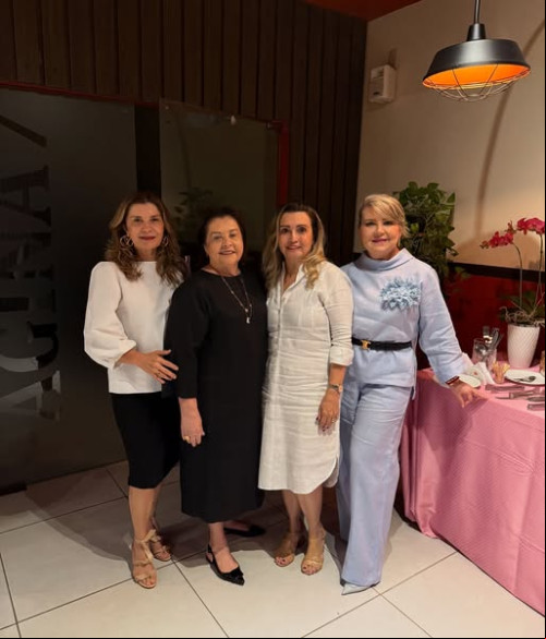  #Migas - Um click das queridas Helena Resende, Claudia Rezende, Jandira Freitas Dias e Liana Mota Portela em tarde de reunião de Eliene Carneiro. Chics!!! - (Arquivo Pessoal)