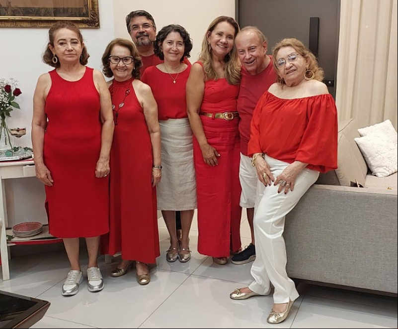 #Irmãs - Um click das queridas Claudete com Rosalia Sousa, Josélia Dantas, Jardel e Nice Lourdes, também no jantar Jardel e Luis Carlos Carvalho, na suabelíssima residência do casal. Chics!!! - (Arquivo Pessoal)