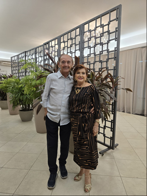 #Confraternização - A Confra de Natal do Granf Clube foi realizada no dia 4/12 com as anfitriãs Júlia Ramalho e Conceição Araújo, sócias e convidados, em buffet badalado. Um click dos queridos Mamede Castro & Myriam Castro. Chics!!! - (Luciêne Sampaio)