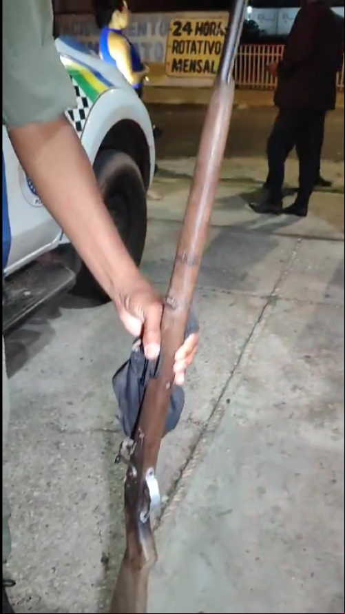 Adolescente é apreendido com espingarda, ameaçando explodir escola e matar professores - (Reprodução/Whatsapp)